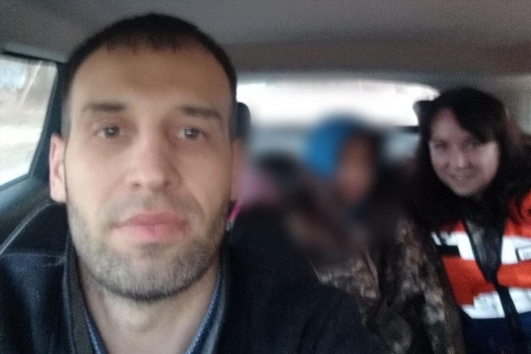 Доска объявлений в красных баках